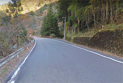 「デコボコ道路を放置していた」、バイク転倒事故で道路管理が問われた高知県、ケガしたライダーが提訴…