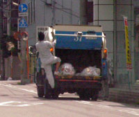 批判呼ぶごみ収集車の｢立ち乗り｣、徳島市、抜本的対策に業務の「民間委託」