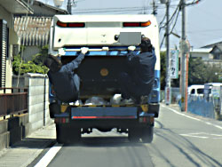 県警の指導も効果なし？相変わらず続く徳島市ゴミ回収車両の「立ち乗り」「ぶら下がり乗り」・・・。