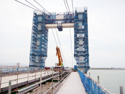 「ケーブル工法」が注目された東環状大橋、肝心の特注ケーブルが長さ不足で「無用の長物」、中断された架設作業…